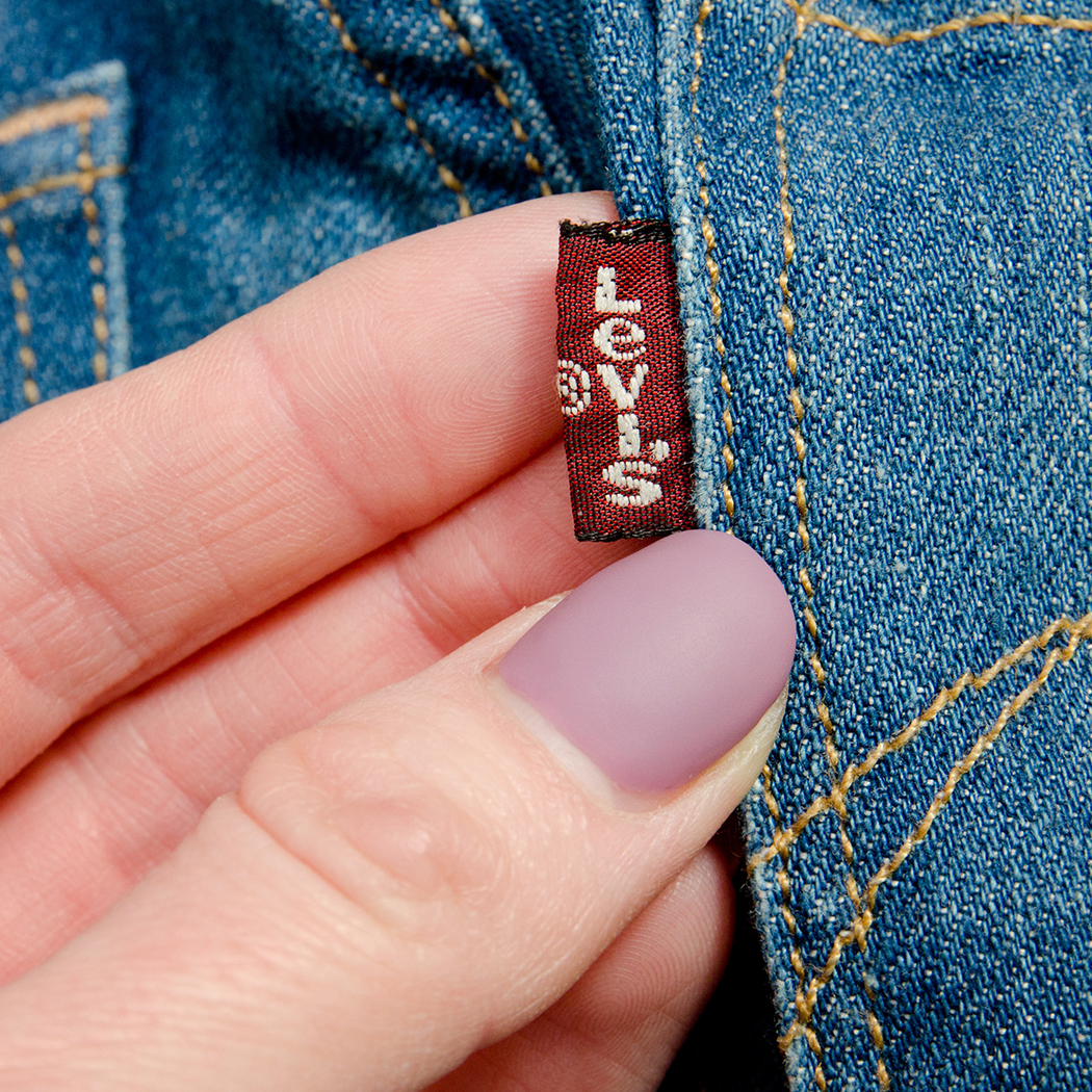 Najmodniejsze fasony kultowych spodni jeansowych Levi's. Jak noszą je influencerki?